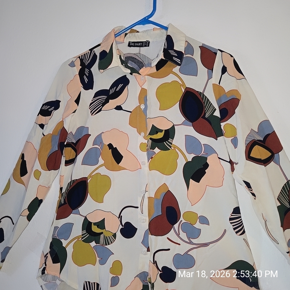 Floral Print Button-Up Blouse - Picture 2 of 5
